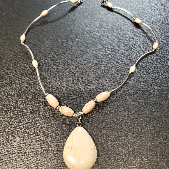 🏆Natural Howlite Stone Tear Drop Silver Tone Pendant Necklace - Picture 2 of 5